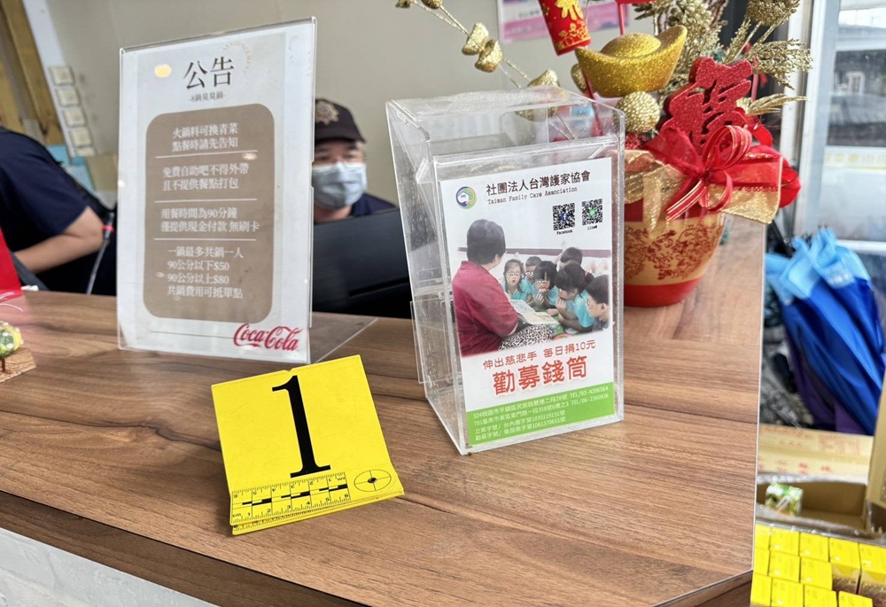 火鍋店玻璃門忘記關 竊賊「直接走進去」洗劫愛心零錢箱400元 218 248250624a08