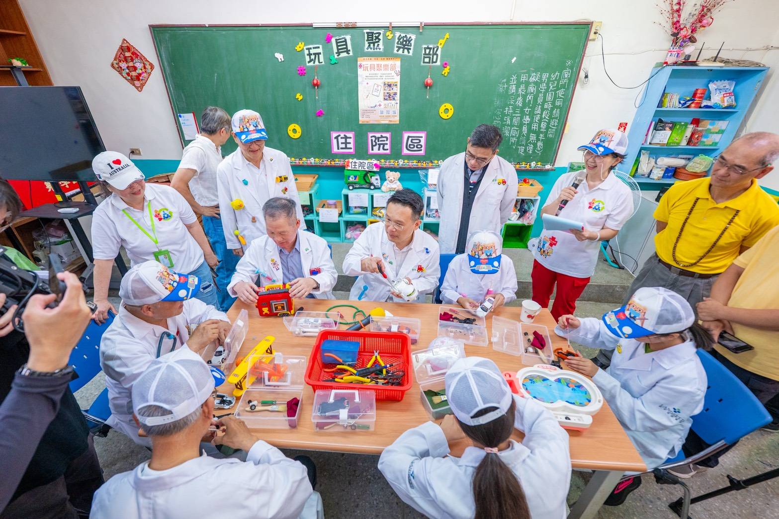 長輩、學童一起當「玩具醫生」蘇俊賓:促進循環利用與活躍老化 339566 0