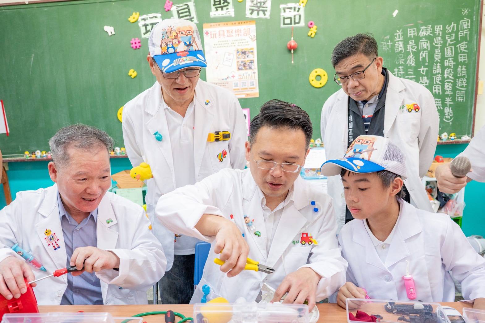 長輩、學童一起當「玩具醫生」蘇俊賓:促進循環利用與活躍老化 339565 0