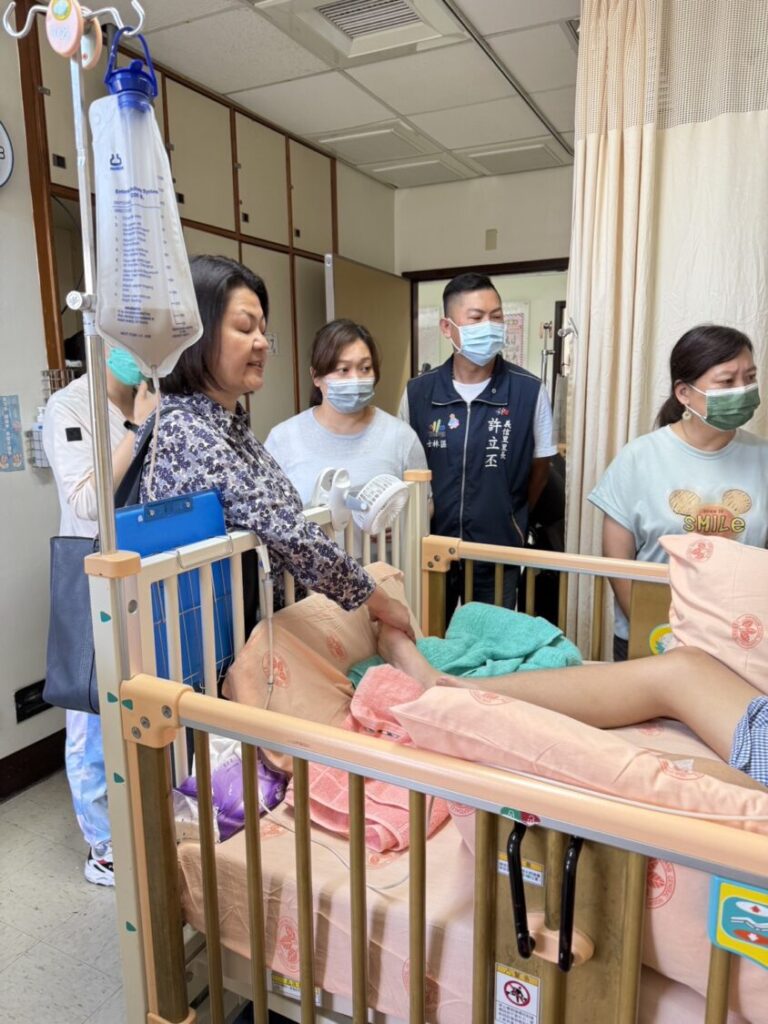 陳安文教基金會執行長陳怡潔提供急難救助,暫解吳生家長燃眉之急。