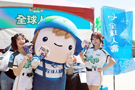 Wing Stars一粒與妡0擔任全球人壽防詐宣導大使,在全球人壽防詐攤位共同宣導反詐騙。(圖/全球人壽提供)
