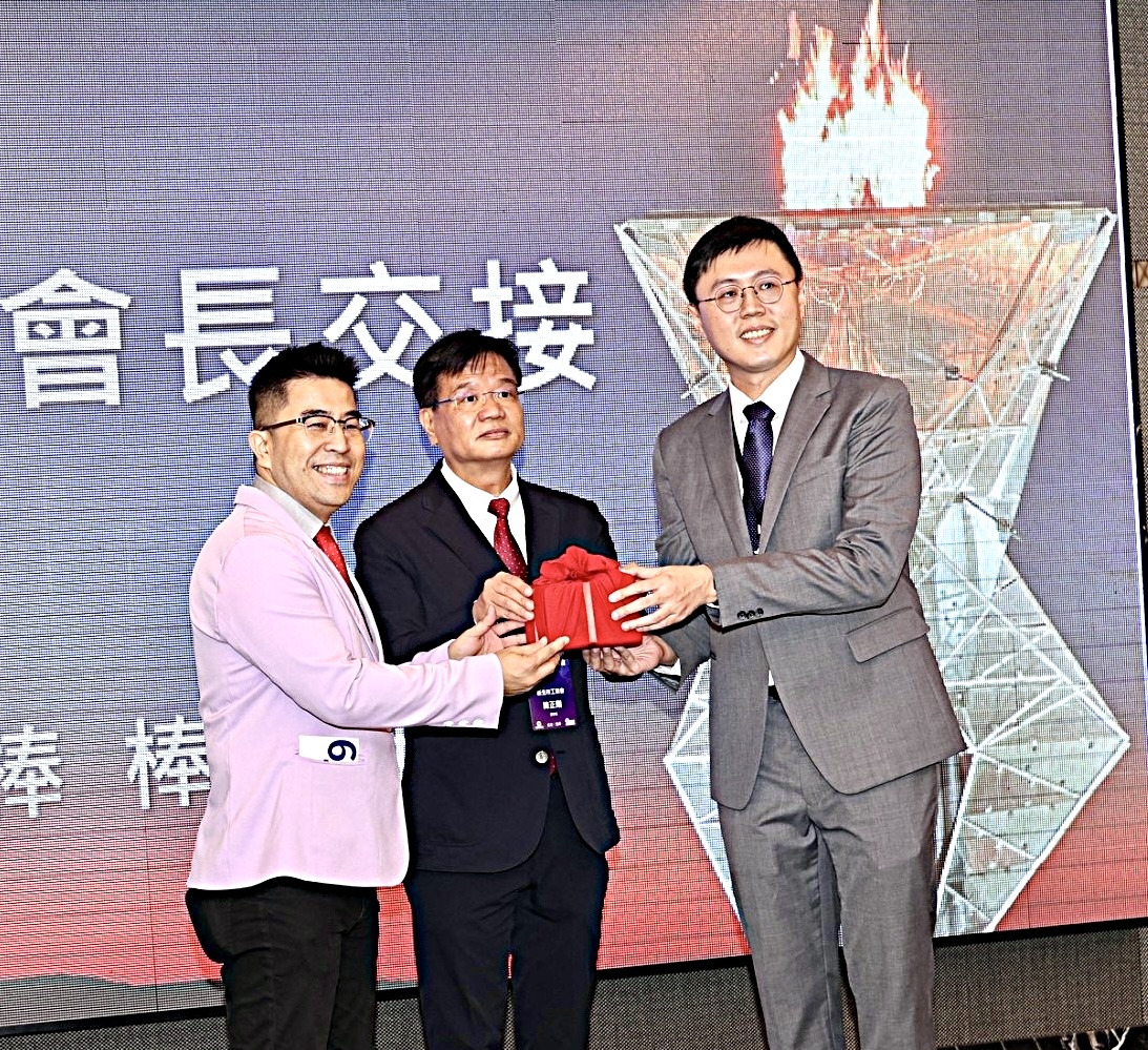 新北市工業會陳正剛理事長監交(中)第六屆會長謝宜達(左)交接給新任第七屆會長蔡尚澄(左)正式接任會長。(圖/記者林照東翻攝)