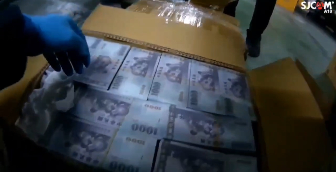 警方搜索現場所查扣的偽鈔成品。（記者徐煜勝翻攝）
