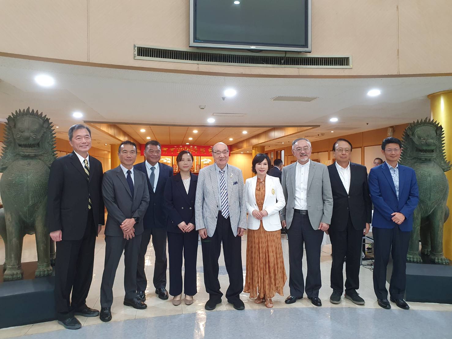 崇友召開2025年股東常會，會中通過2024年配發每股4.5元現金股利，配發率達80.65％，並進行全面改選董事，強化永續經營及策略規劃與營運效能。圖左三為總經理游本立。