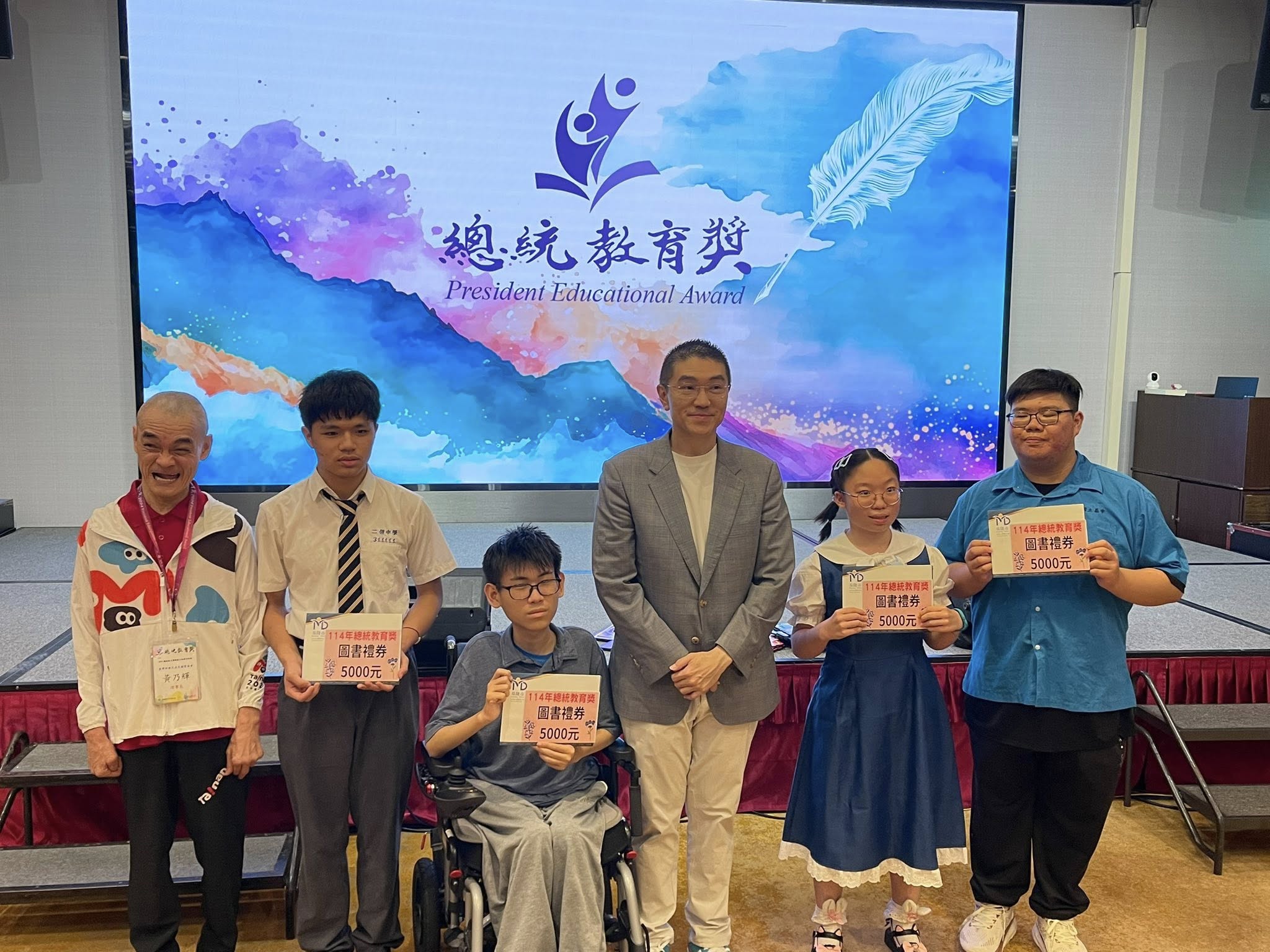 基隆市政府宴請總統教育獎家人及恩師場面熱鬧溫馨 2 511731740 24052212824395186 5966363947393058599 n