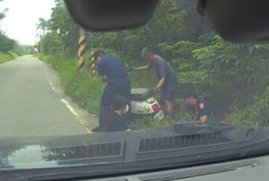 竹北高鐵派出所兩名警員保護少女人身安全，更搶救她心愛的機車。