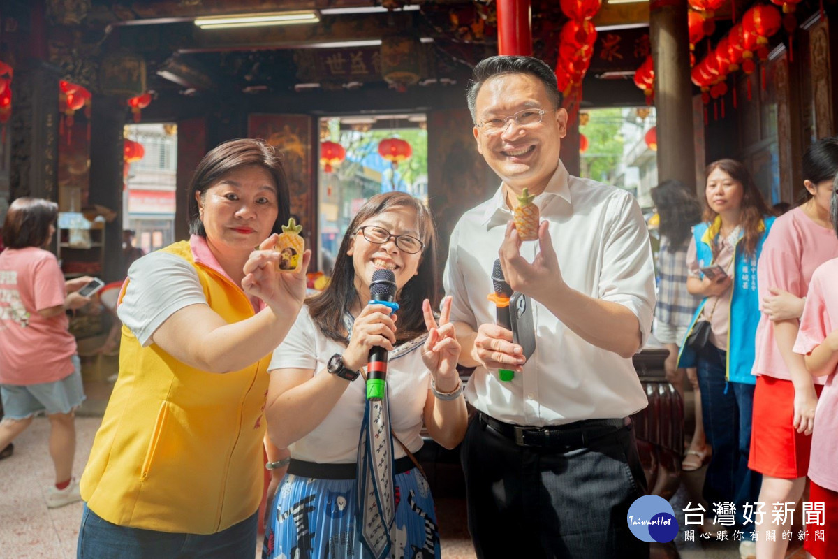 蘇副市長持鳳梨造型筊杯與貴賓合影。<br /><br /> <br /><br />