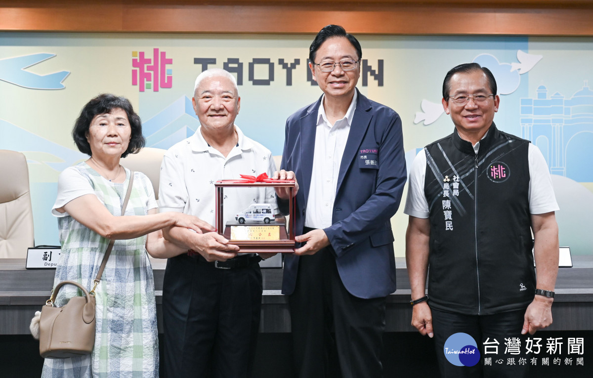 張市長頒發「億企實業有限公司捐贈復康巴士獎座」。<br /><br /> <br /><br />
