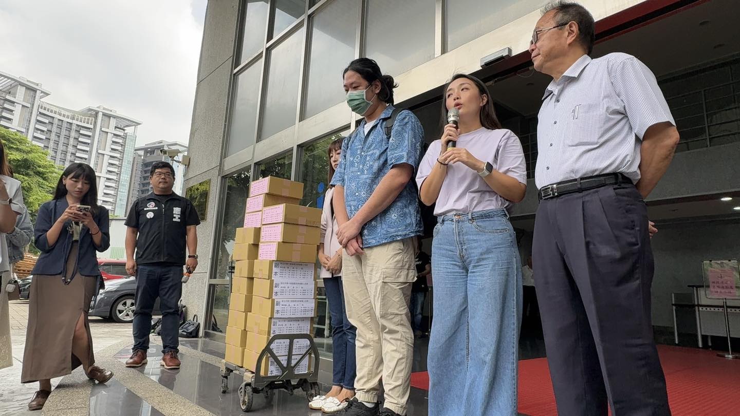 罷免國民黨立委羅明才團隊,25日到新北市選委會補送2040份連署書。翻攝「拔羅波」臉書粉專
