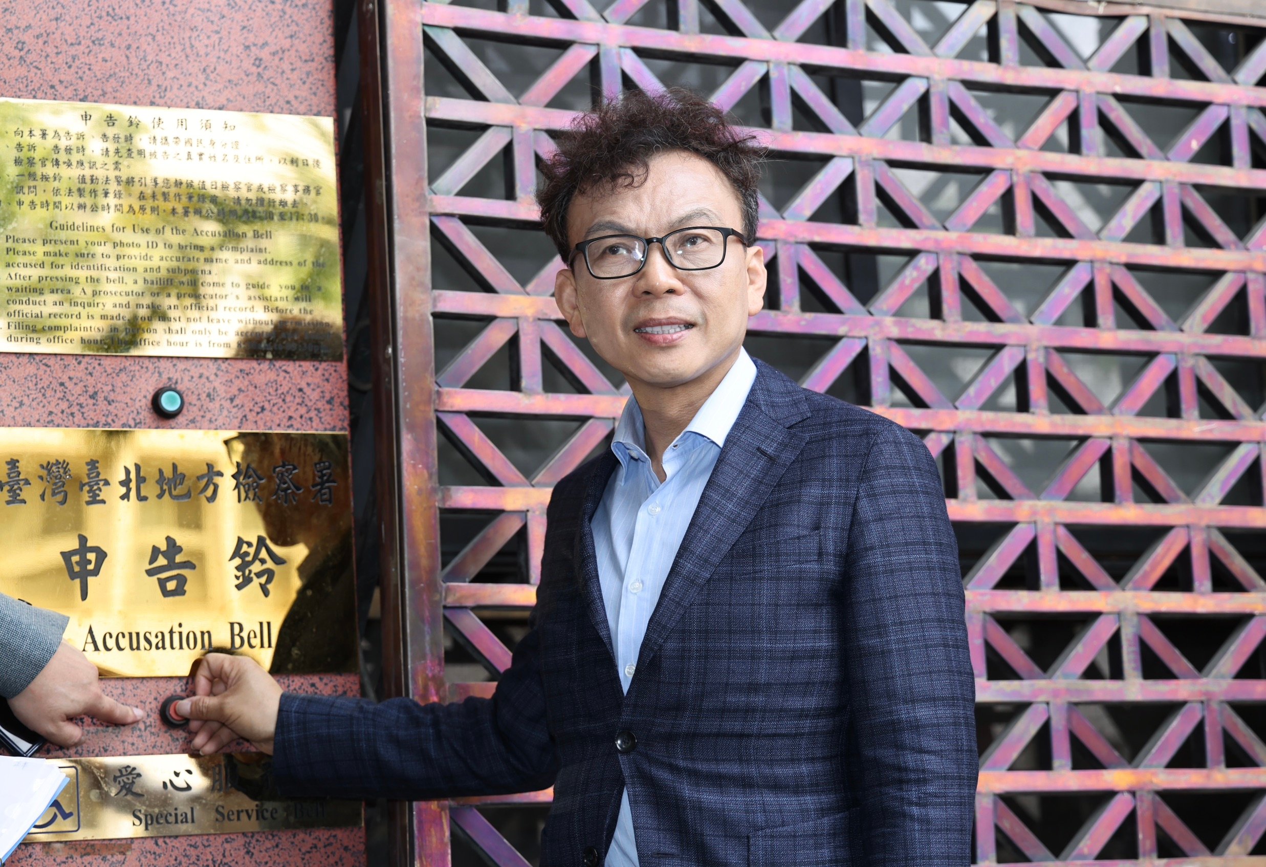 國民黨立委鄭正鈐(中)25日到北檢提告罷團抹黑。林啟弘攝