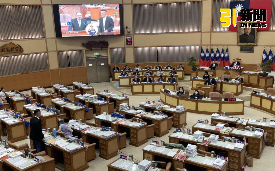 圖／新北市政府日前宣布將開放大型重機停放路邊的機車格，政策一百八十度的轉向，引發民眾黨新北市議員陳世軒的不滿。（記者陳志仁攝，2025.06.25）