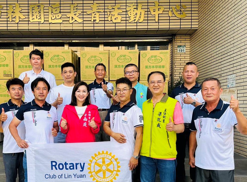 ▲圖說:林園扶輪社與高雄市議員李雨庭舉辦「尿布捐贈送溫情」活動。( 記者李堂安翻攝)