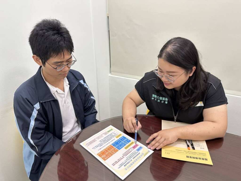 ▲就業服務員向民眾說明「施用毒品者就業服務計畫」相關獎勵措施。(示意圖、非當事人/中彰投分署提供)