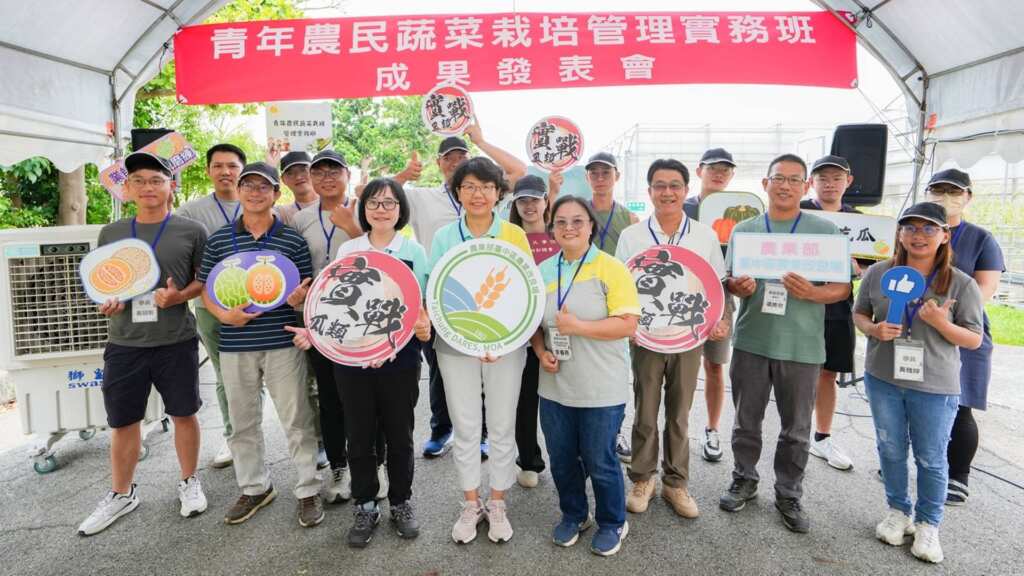 ▲農業部輔導司郭愷娣簡任技正、臺中農改場楊宏瑛場長、佳和農場陳國鎮農場主及承佾農場梁烽政農場主出席青年農民蔬菜栽培管理實務班成果發表會活動,並與結業學員合影留念。(記者林明佑翻攝)