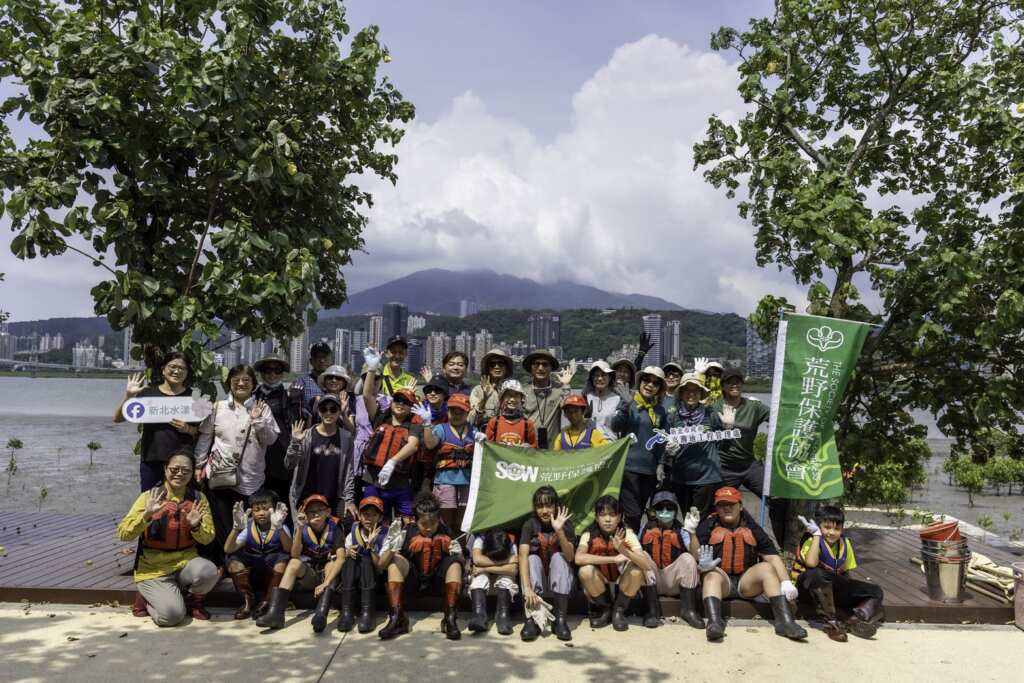 ▲高灘處與荒野保護協會及米倉國民小學於6月25日攜手拔除紅樹林。