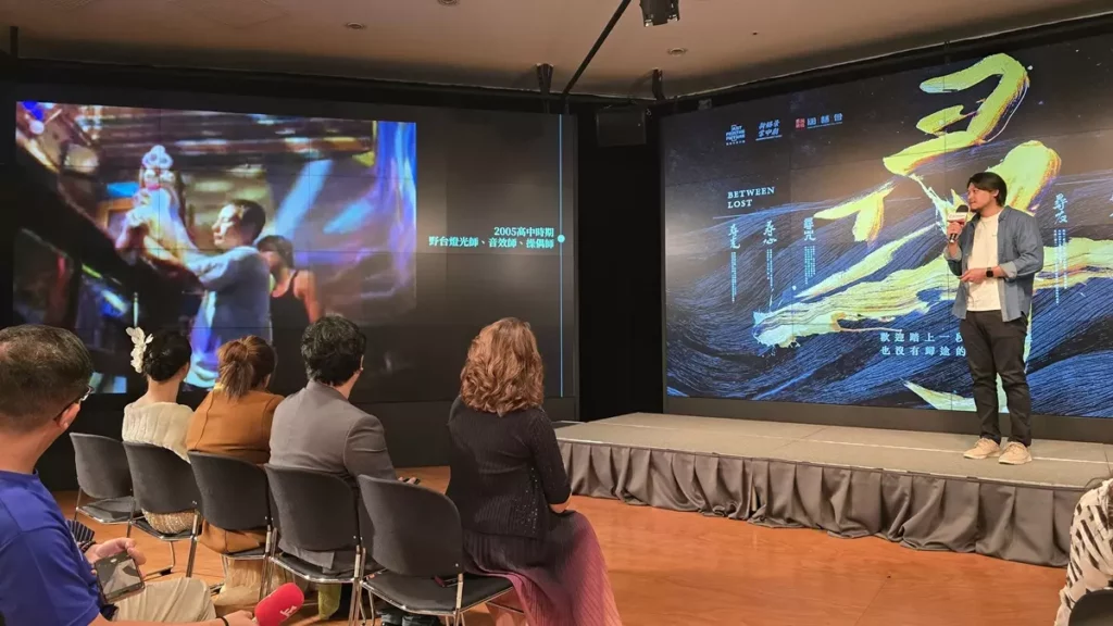 《尋》光影布袋戲 ✕ 旗艦劇場版編導朱祥溥為新勝景掌中劇團第二代,他分享劇團的發展歷程。(圖/陳惠玲攝影)