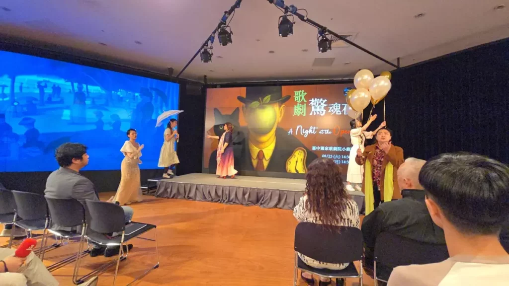 謎思星球劇團《歌劇驚魂夜》女高音鍾心欣與郭若璿獻唱《霍夫曼的故事》中的名曲〈船歌〉。(圖/陳惠玲攝影)