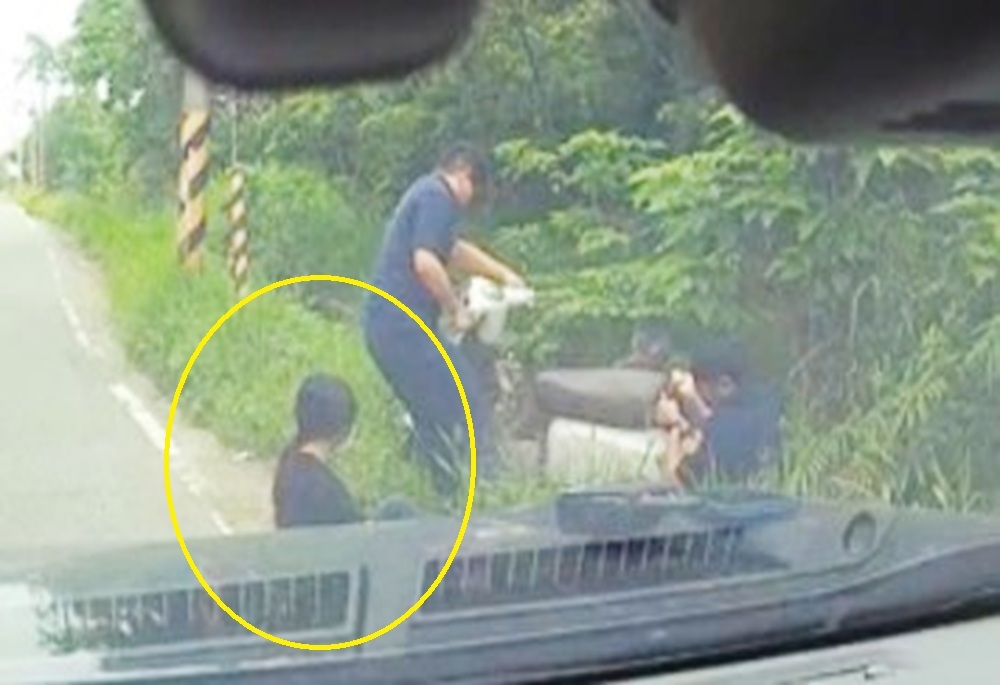 少女騎車「雷殘」人車摔入水溝無助淚崩 新竹暖警即刻救援 221 248250625a03