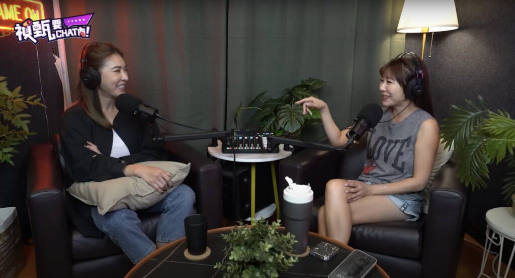 小禎(左)與佩甄(右)共同主持 Podcast 節目《禎甄要chat內》。(圖/SoundOn 提供)