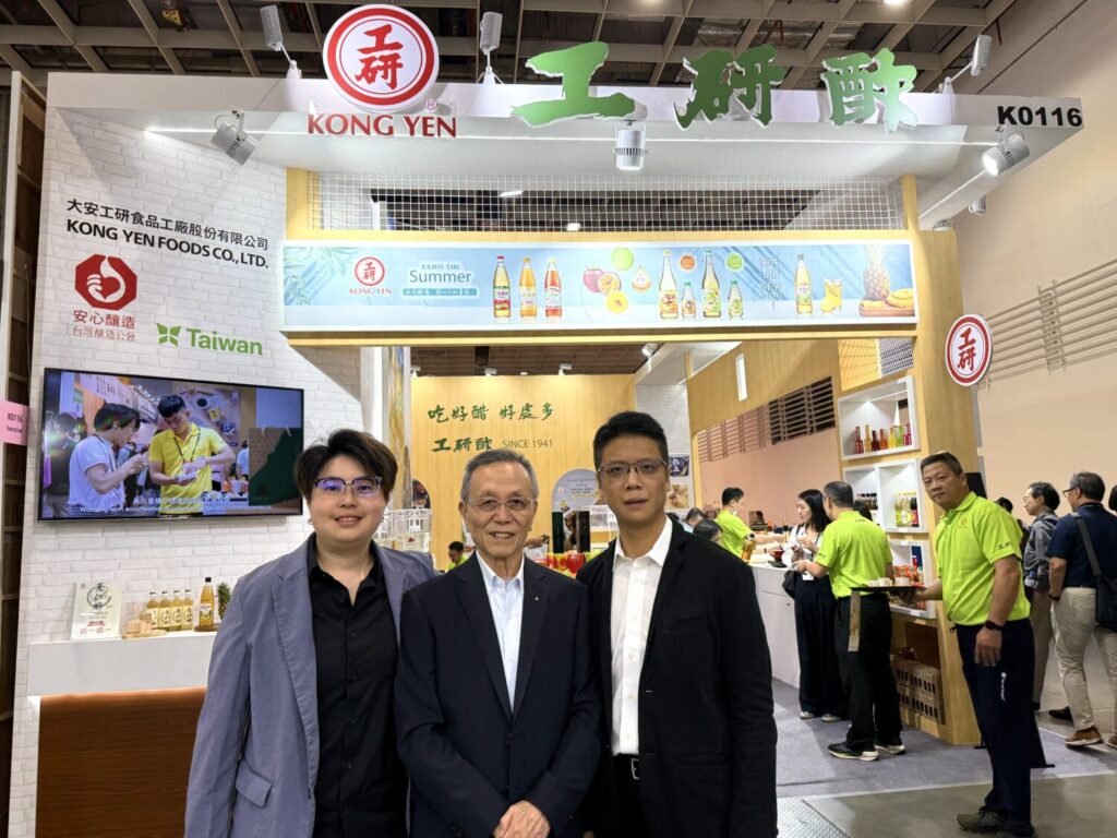 左:許育旻 董事長特助(行銷)中:許嘉興 董事長 右:許智超 董事長特助(研發)。(圖/大安工研 提供)