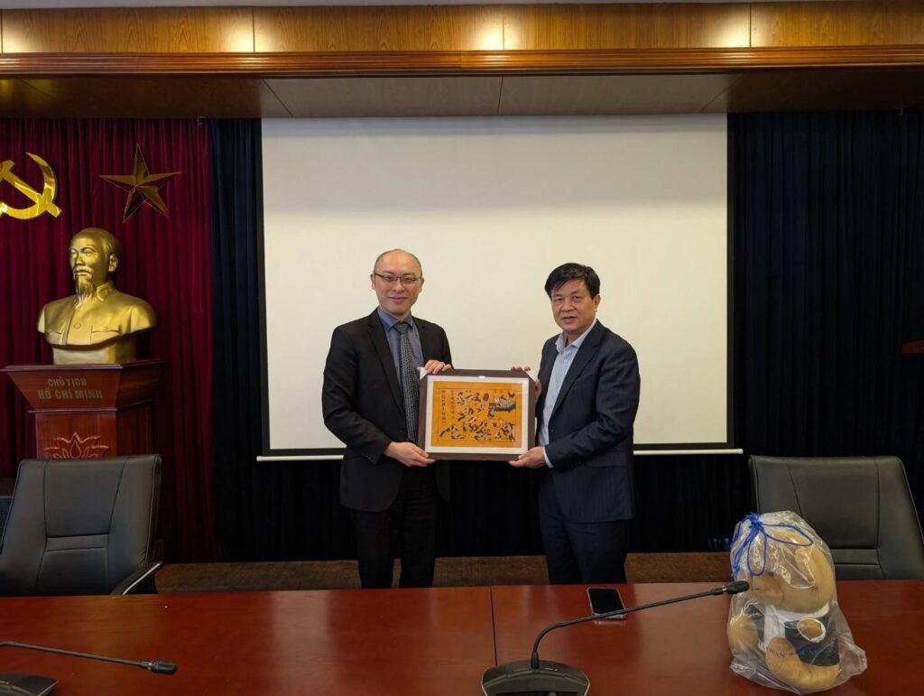 2025年越南律師聯合會(VBF)會長杜玉勝律師於越南全律會辦公室致贈禮物給俞伯璋律師。(圖/記者薛秀蓮翻攝)