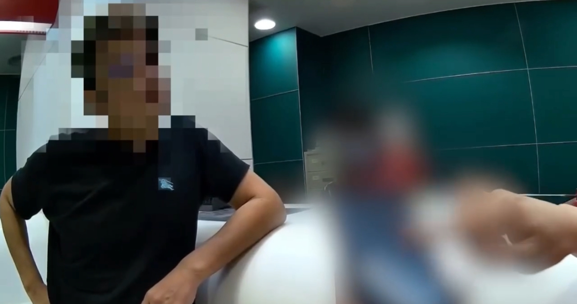 信義警及時勸阻民眾。(記者徐煜勝翻攝)