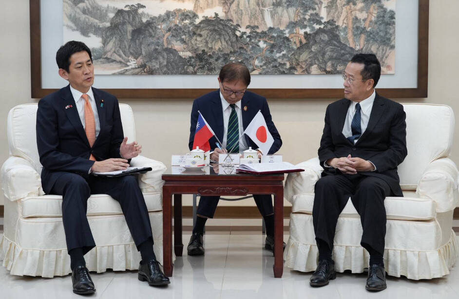 ▲國防部長顧立雄(右)接見小林議員。
