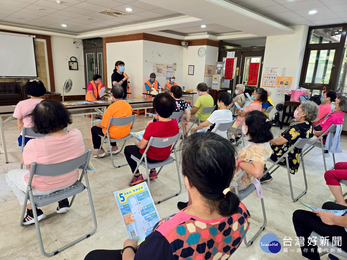 桃療護理科前進龍祥里社區長照C據點 五癌篩檢宣導獲長者肯定。(桃療提供)