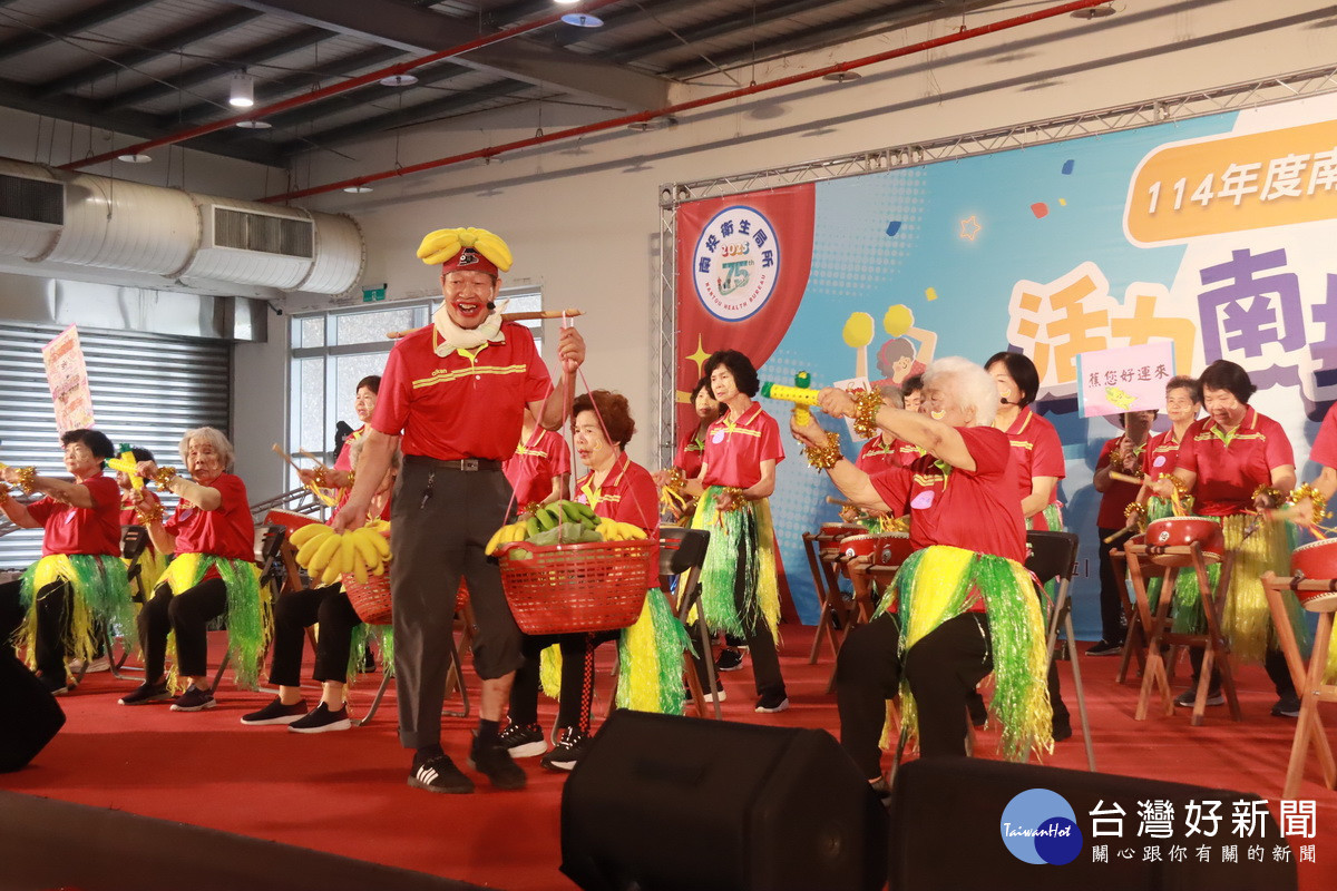集集八張活力寶貝隊演出與在地香蕉搭配。(記者扶小萍攝)