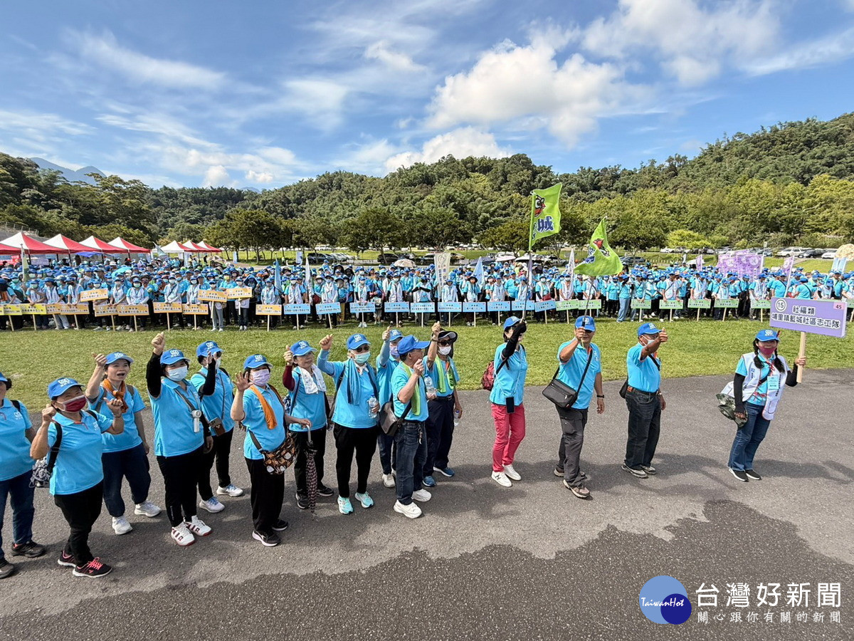 南投縣府在日月潭向山遊客中心熱鬧舉辦114年度南投志工大會師暨健行活動。（縣府提供）