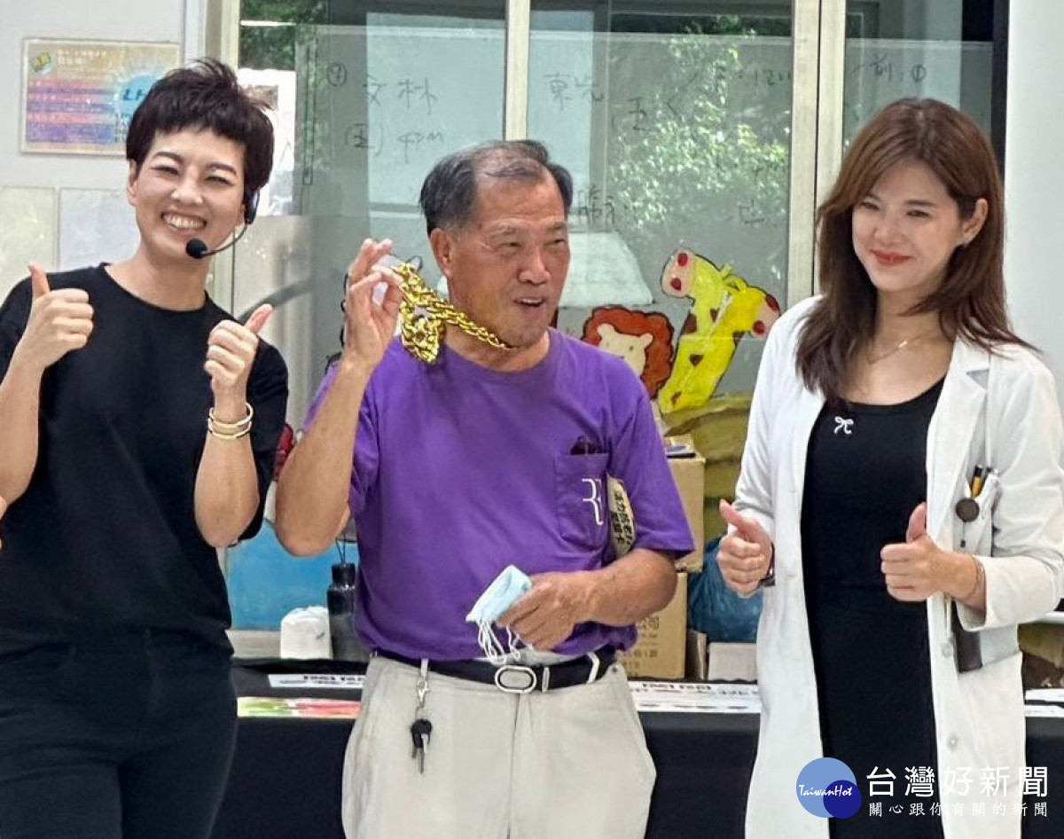 最高齡男學員獲獎表揚,展現長者風範,陳宣恩主任(右一)鼓勵踴躍參與。