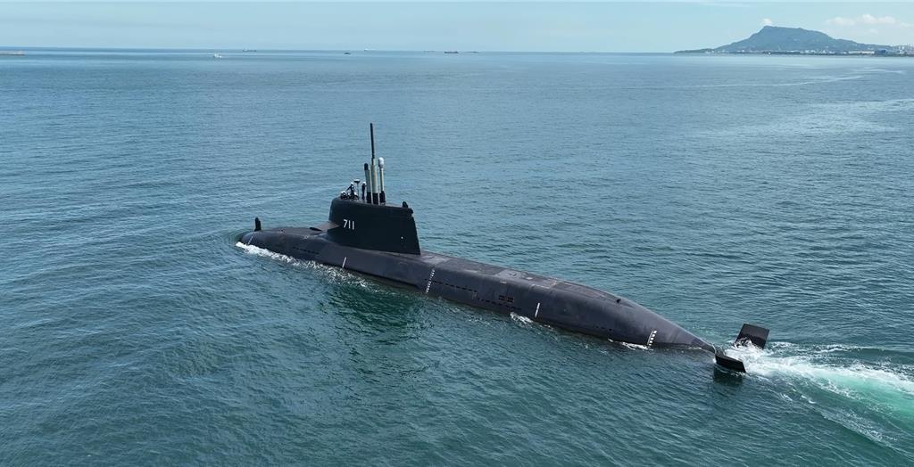 「海鯤軍艦」6月26日浮航海試。台船提供