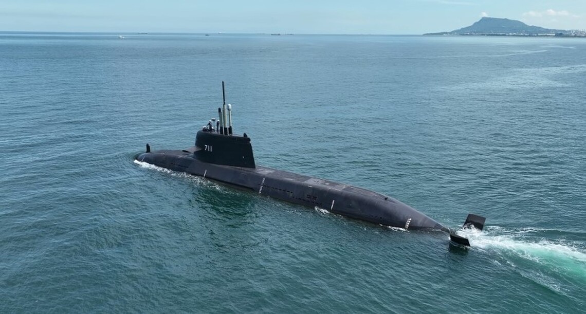 「海鯤軍艦」浮航海試順利