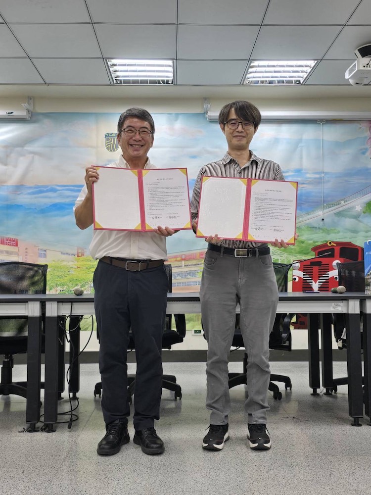 永慶高中郭春松校長（左）與嘉義大學林楚迪主任（右）簽署合作，將共同培育科技人才。（圖/永慶高中提供）