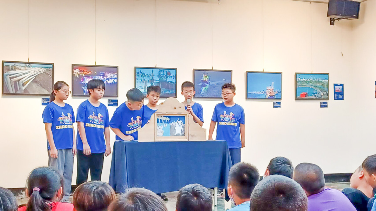 ▲鎮港園社區大學推展紙芝居故事,昨天在林園圖書館辦理「山海傳情、古厝懷思」紙芝居在地故事聯展,除了有靜態的故事圖卡展出外,兩間學校的小朋友也在現場分享他們所創造的在地故事。(圖/鎮港園社區大學提供)