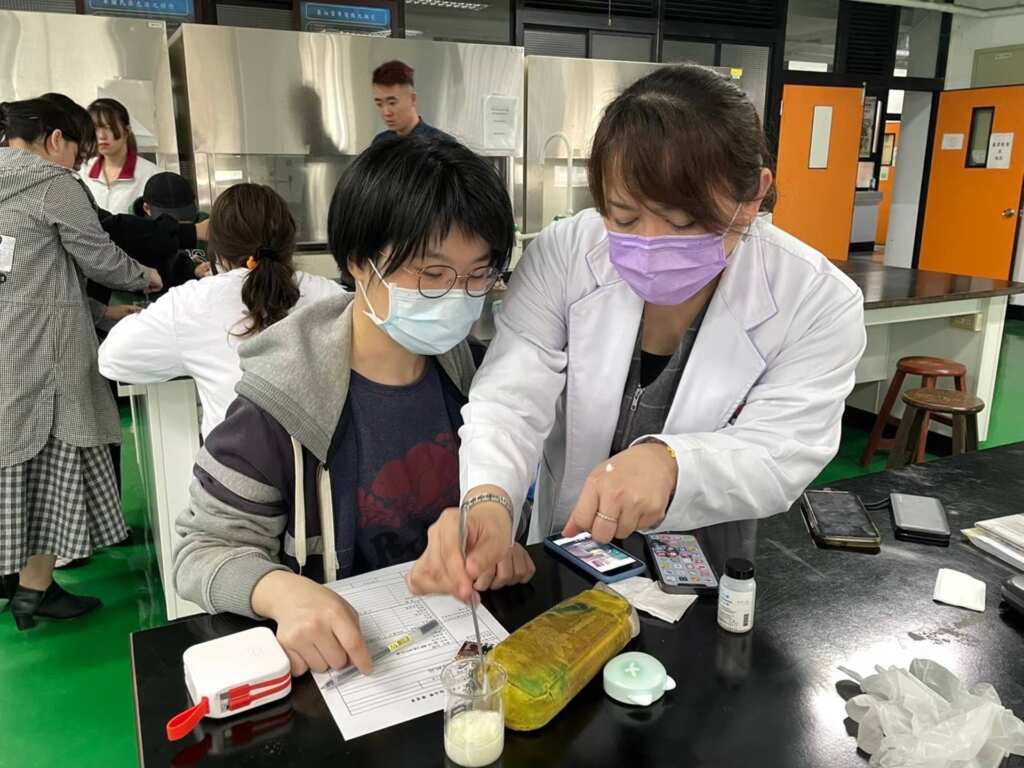 ▲大葉大學教務處教學資源中心張淑微主任(右)積極推動教學實踐計畫。(記者林明佑翻攝)