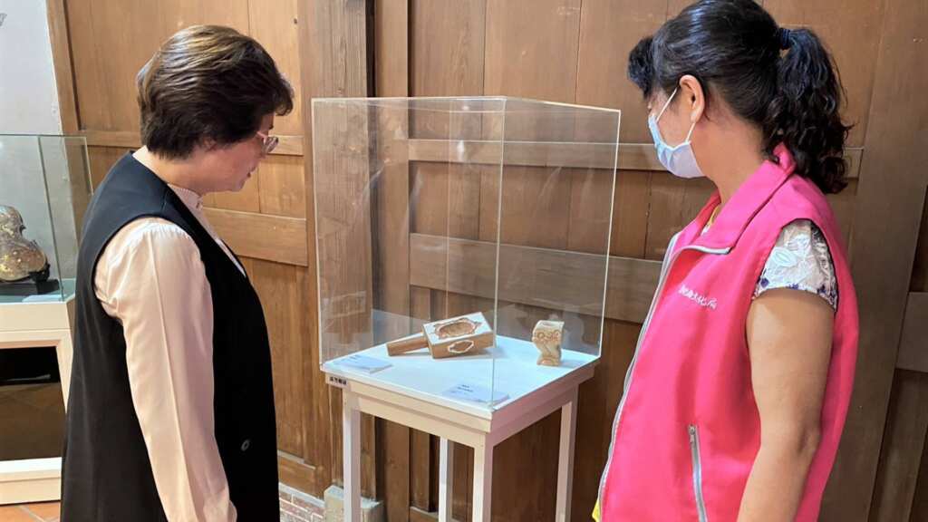 ▲《手心裡的風景:自然的藝痕》工藝特展,彰化縣長王惠美前往觀展。(記者林明佑翻攝)