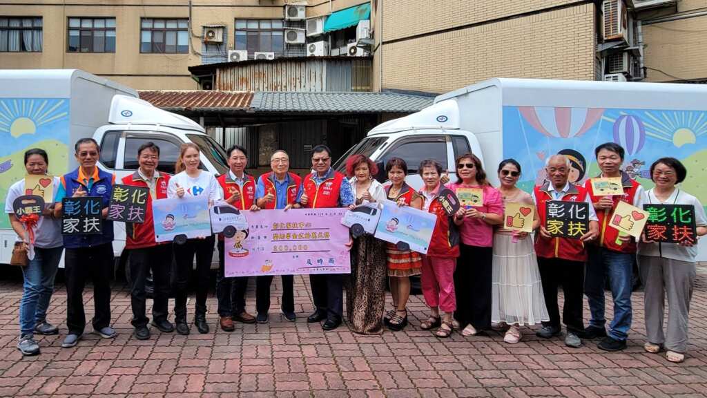 ▲彰化家扶接獲來自台中市「及時雨」全家福慷慨捐贈220萬元，這筆善款200萬元用於添購兩部全新貨車，以提升服務效能，另20萬元則是作獎助學金，鼓勵弱勢家庭的孩子們努力向學。（記者林明佑翻攝）