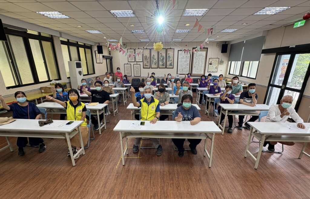 ▲中彰榮家邀請秀傳醫院張簡銘芬心理師主講「老人心理衛生預防憂鬱症」,教導住民如何預防憂鬱症,以提供長輩健康樂活的老年生活品質。(記者林明佑翻攝)