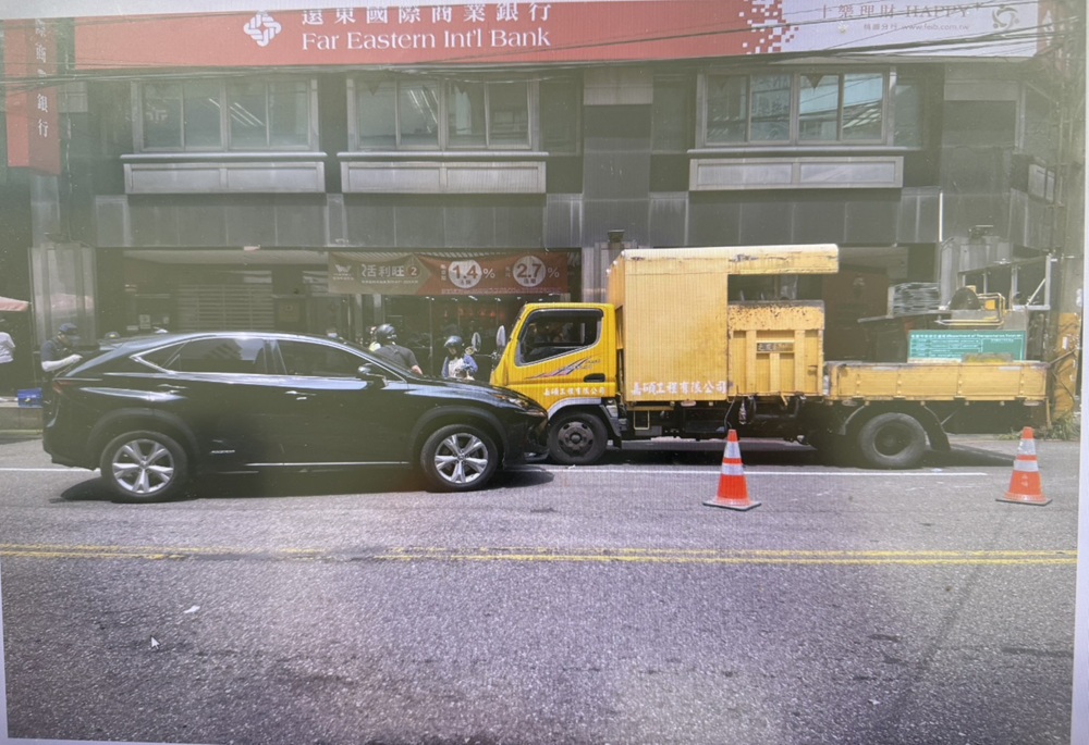 七旬長者駕車昏迷暴衝 輪胎空轉加速冒濃煙 206 248250626a17