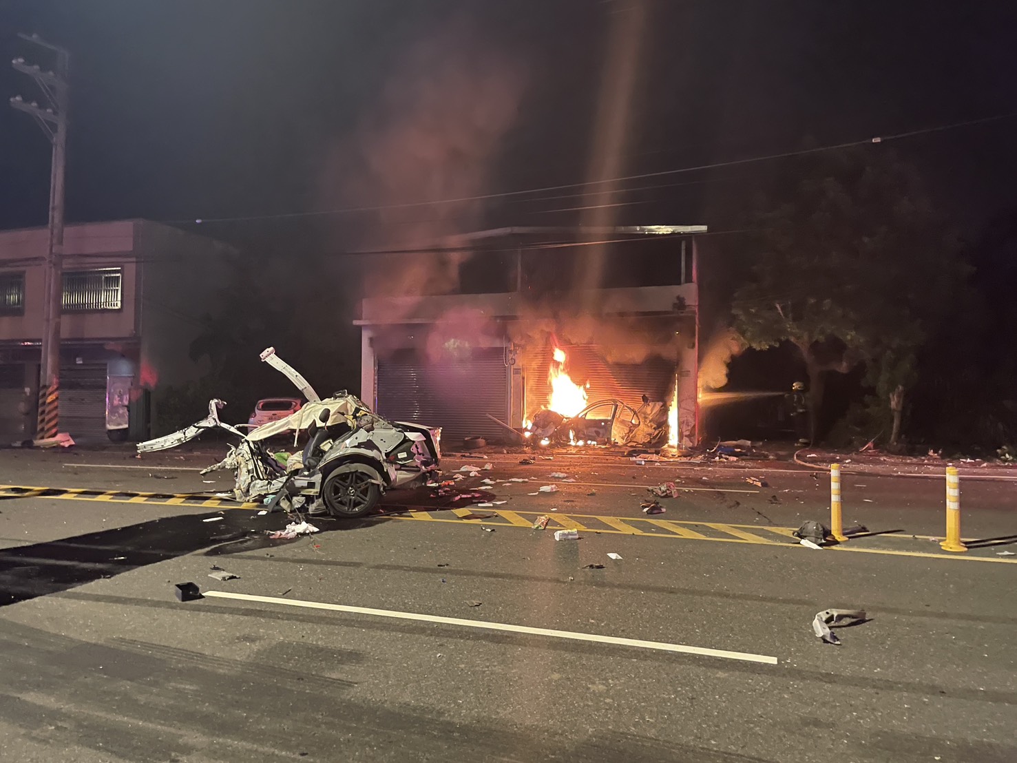 凌晨自撞民宅瞬間起火 汽車整台變廢鐵 S 74924285 0