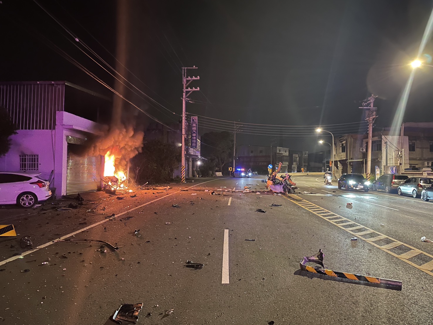 凌晨自撞民宅瞬間起火 汽車整台變廢鐵 S 74924283 0