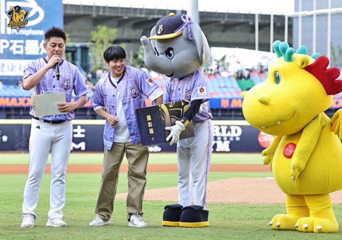 乙禾生醫總經理謝宗錞也祭出大禮 現場抽出一年份魚油送給球迷。(圖/中信兄弟 提供)