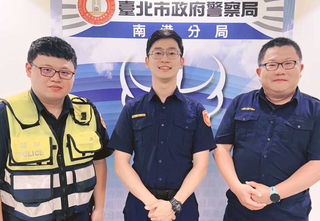 南港所警員簡晉宏(左)、所長蔡佾錩(中)、警員李彥傑(右)。(圖/記者薛秀蓮翻攝)