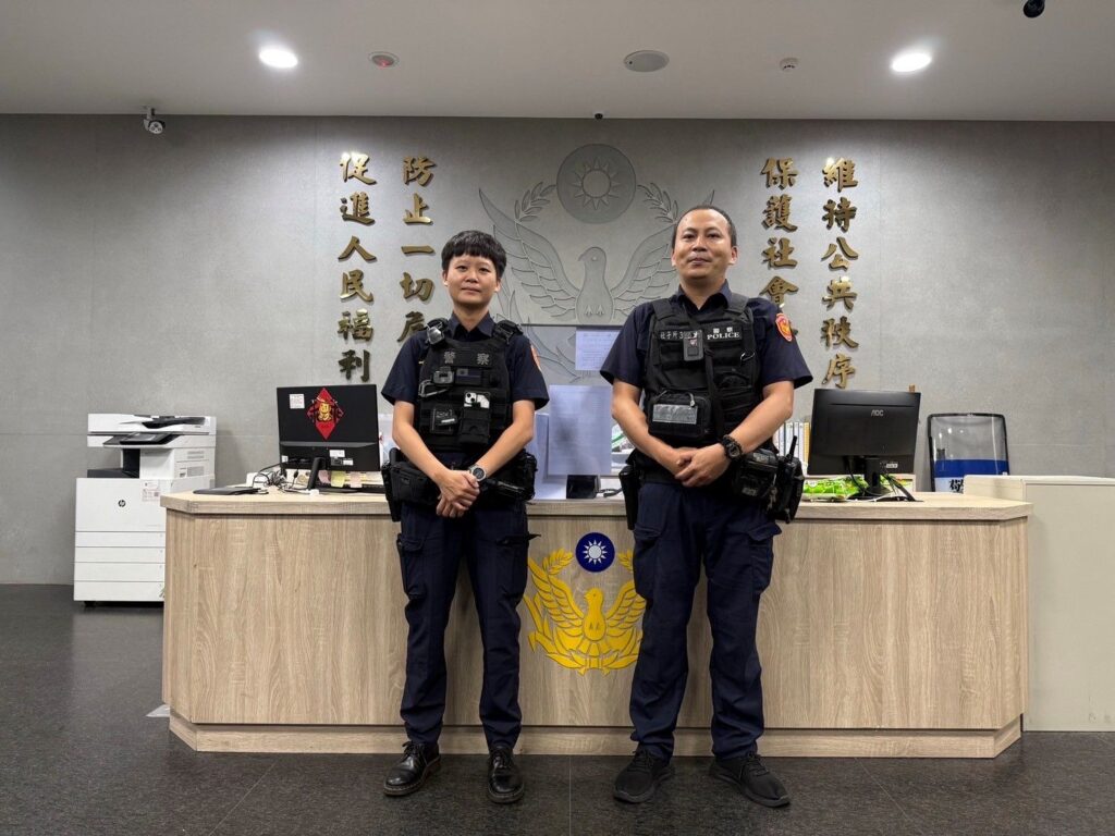 警員警員李昭雄(右)、施伃珊(左)。(圖/記者薛秀蓮翻攝)