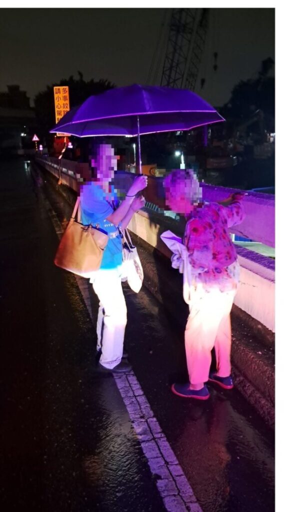 失智婦人與家人團聚。(圖/記者薛秀蓮翻攝)