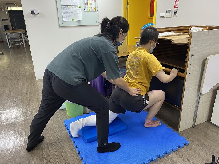 ▲小青打工遭嚴重燙傷 忍痛復健盼恢復正常行走能力。