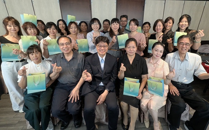 ▲陸委會26日,在台中「原味一品鮮餐廳」舉辦補繳除籍證明說明會,主委邱垂正(前排左三)親自出席,並與陸配座談。