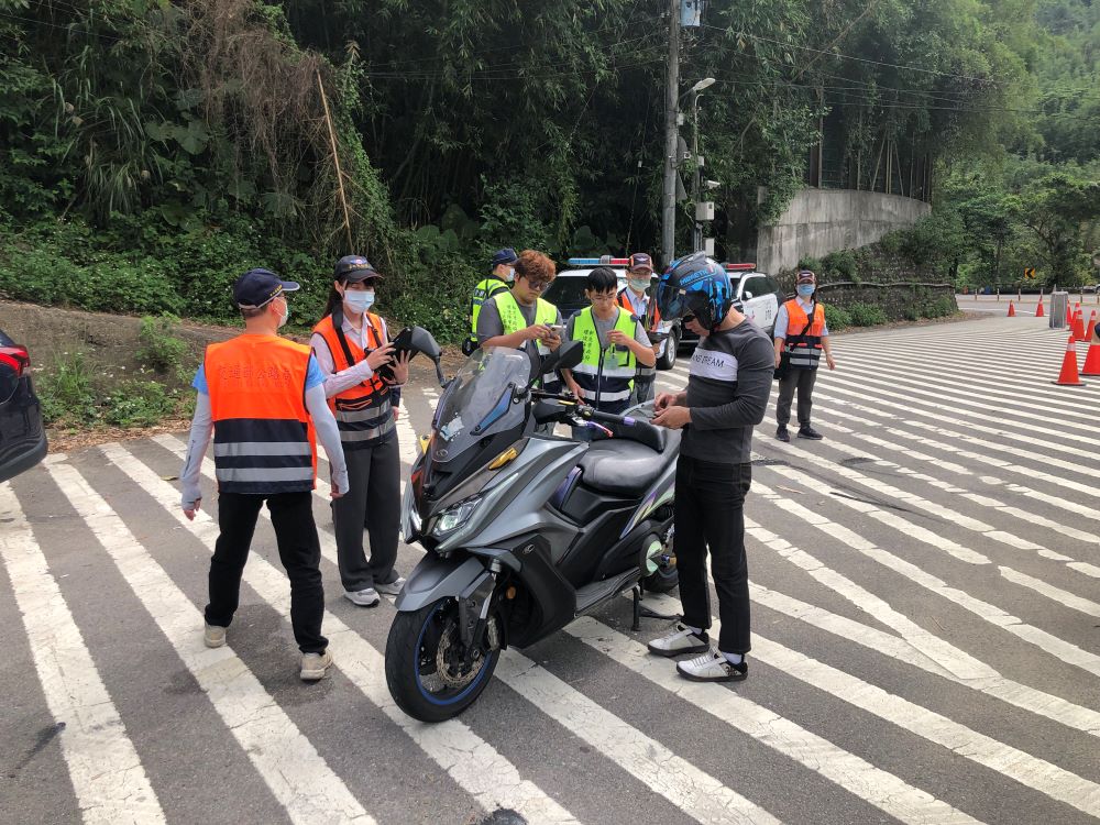 聯手打擊噪音車 基北北桃「麥噪」專案再啟動 1 《圖說》環警監共同合作,進行路邊攔查。〈環保局提供〉
