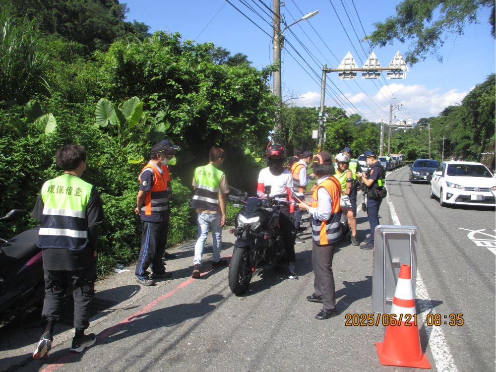 聯手打擊噪音車 基北北桃「麥噪」專案再啟動 4 《圖說》環警監共同合作打擊噪音車,確保道路安全與市民生活品質。〈環保局提供〉